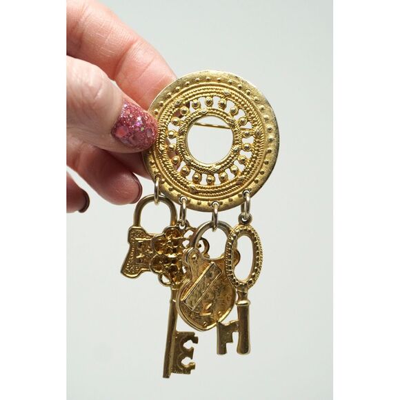 Vintage Casual Corner Round Medallion Lock and Key Charm Dangle Brooch - Picture 5 of 5